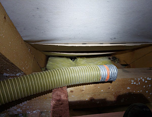 Zateplení stropu zděného rodinného domu pomocí foukané izolace